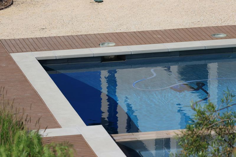 Piscina nueva junto a una casa de piscina moderna