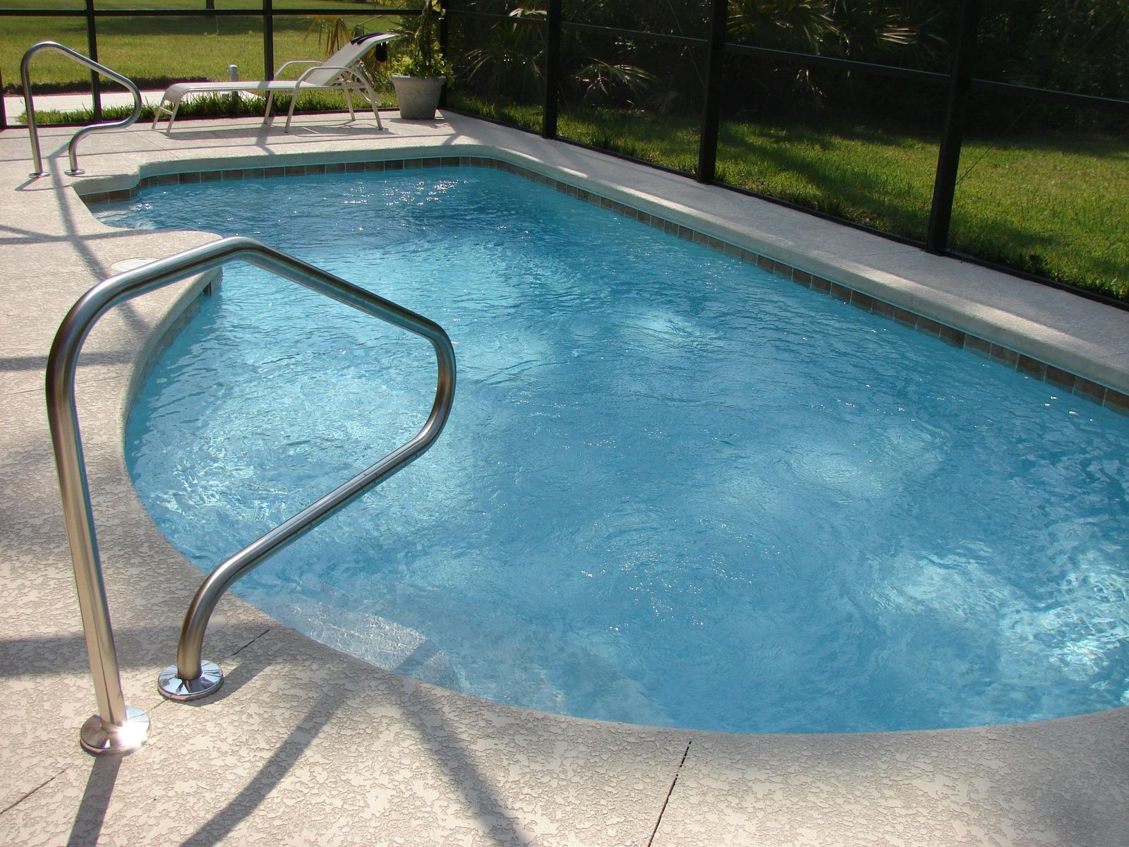 Piscina con malla y pasamanos, lista para la temporada